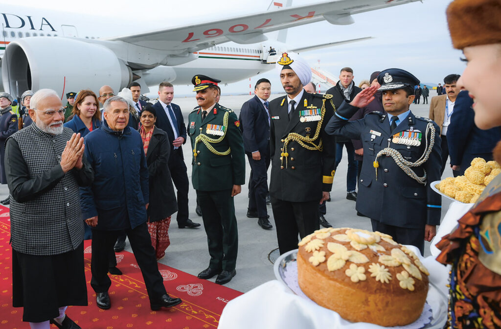 The welcoming ceremony at Kazan airport for Indian Prime Minister Narendra Modi, arriving for the XVI BRICS Summit. Second left is Head of the Republic of Tatarstan, Rustam Minnikhanov
© RIA Novosti
