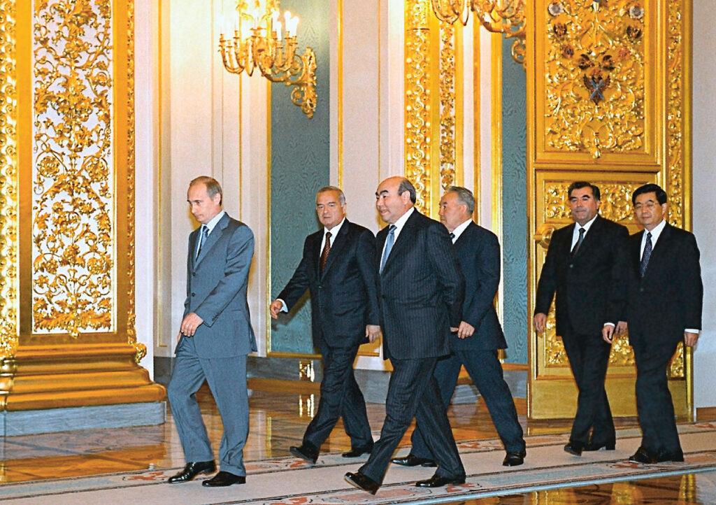 Лидеры стран ШОС на саммите в Кремле в 2003 году. Сегодня в ШОС входят уже 10 государств. 
© Сергей Величкин / РИА Новости