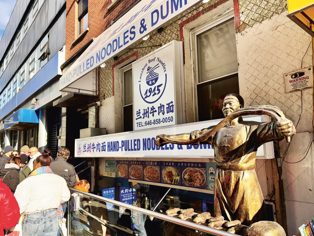 Ресторан Lanzhou Hand Pulled Noodles, открытый в Чайнатауне в Нью-Йорке еще в 1915 году
© Here Now / Shutterstock / FOTODOM
