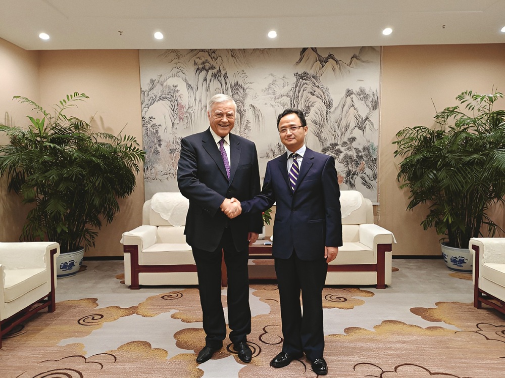 Vladimir Yakunin with Zhang Jiming, Vice Chairman of the Soong Ching Ling Foundation © Istoki Endowment Fund